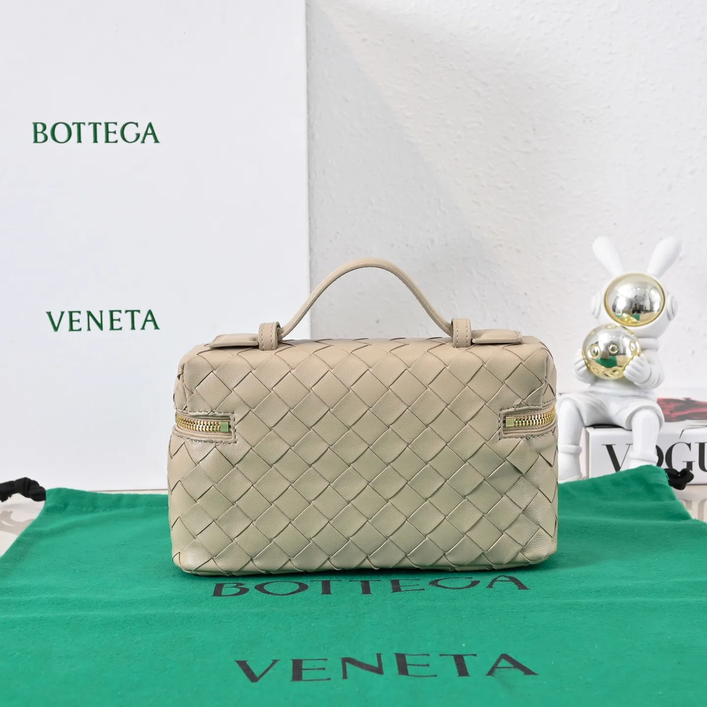 Batch 1360 Bottega Veneta 24 spring and summer woven zipper crossbody bag. A crossbody bag that can be used as a cosmetic bag. The exquisite weaving and compact body are an indispensable accessory for the upcoming summer. The double zipper also better protects the bag. It has a large capacity. If you like it, don’t miss it. Style number: 9109 Size: 22*12.5*5cm